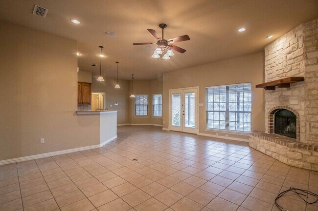 Building Photo - Beautiful Traditional Home on Over an Acre in Weatherford!
