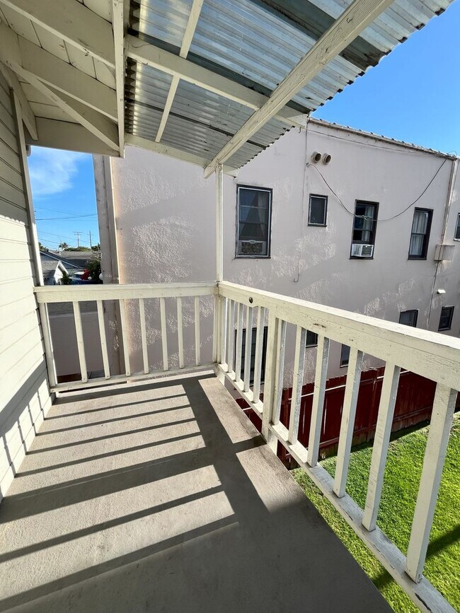 Building Photo - LARGE 2 BEDROOM 1 BATH UPSTAIRS UNIT WITH ...