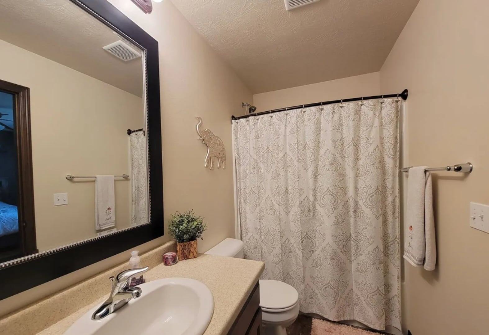 Building Photo - 8016 W Vista Park St