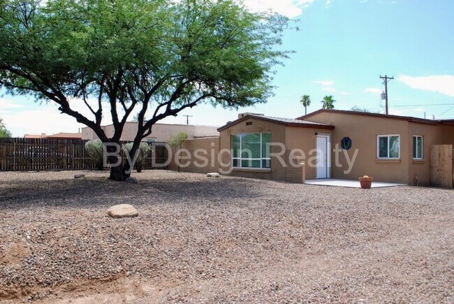 Building Photo - Recently Updated - 3 Bed 2 Bath - Large Ga...