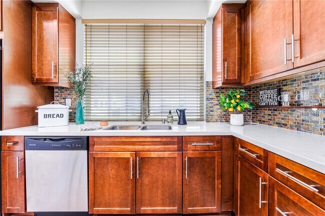Building Photo - 664 Colorado Cir