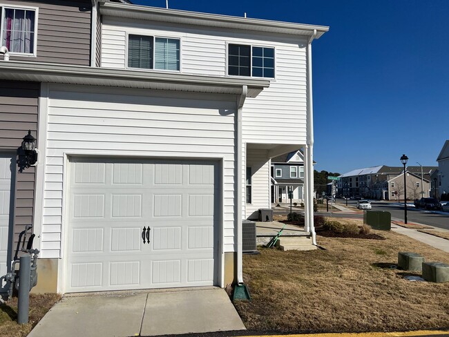 Building Photo - End unit townhome in the new Huntington Po...