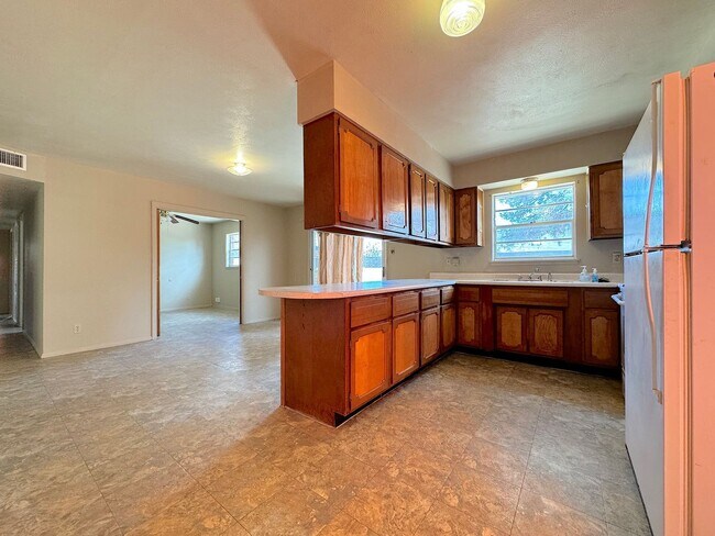Building Photo - East El Paso 4 bed Refrig A/C