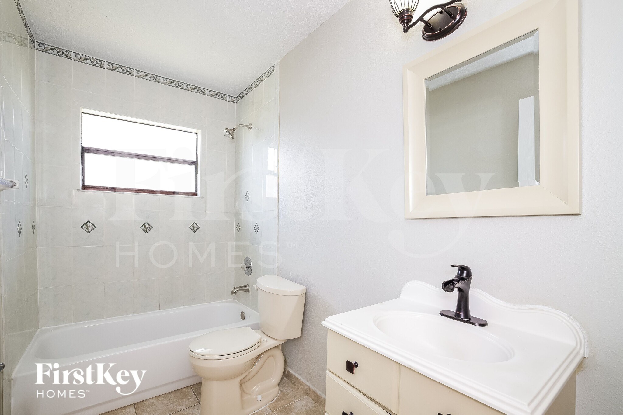 Building Photo - 585 Koala Dr