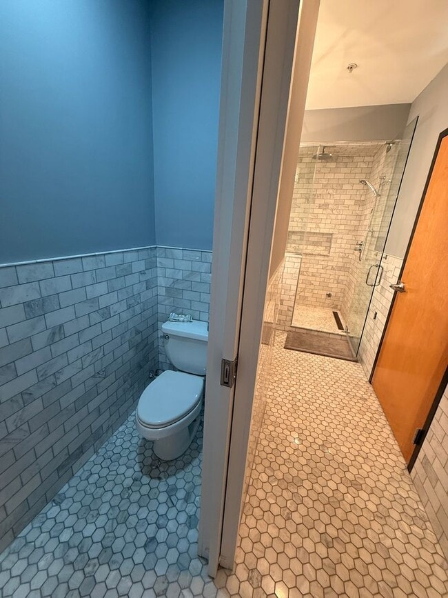 Building Photo - Fully Furnished!! Ready NOW! Sleek & Modern