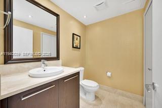 Building Photo - 17121 Collins Ave