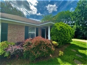 Building Photo - Downtown Cornelius! Minutes from Lake Norman!  2 Bedroom Duplex!  Lawn Care Included!