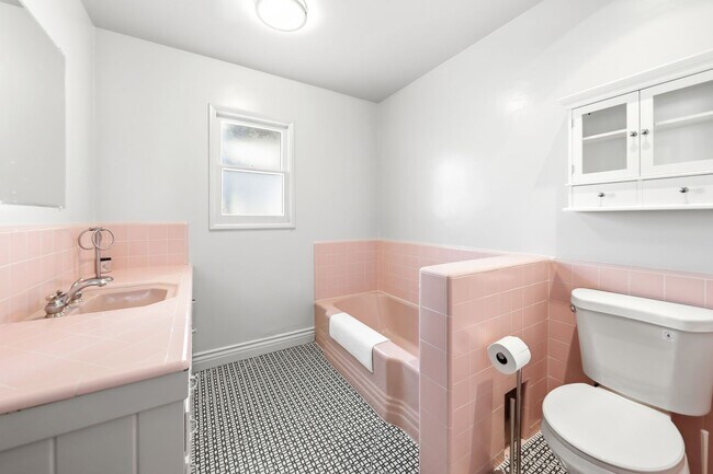 Building Photo - Furnished Balboa Peninsula Point Cottage Home | Available November 1st – April 30th