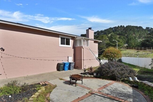 Building Photo - Spacious & Stylish Home in Pacifica’s Desirable Fairmont Neighborhood