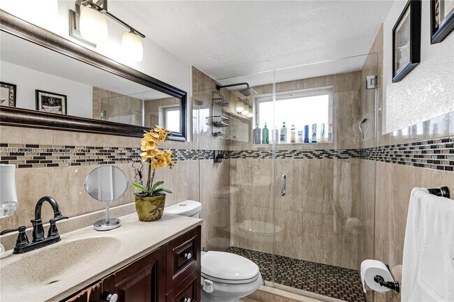 Building Photo - 13715 Kendale Lakes Cir