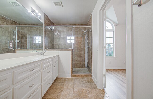 Building Photo - 624 E 39th St