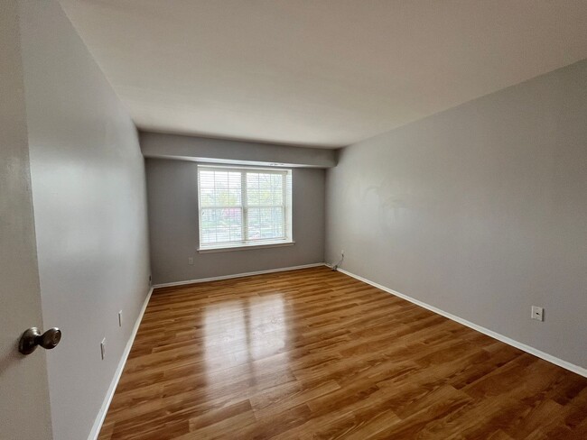 Building Photo - 2 bedroom condo in Newtown Grant