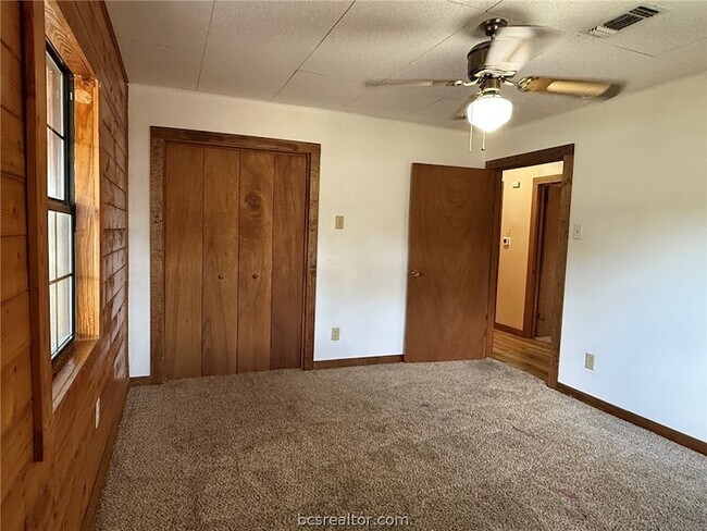 Building Photo - 9581 Valley View Dr
