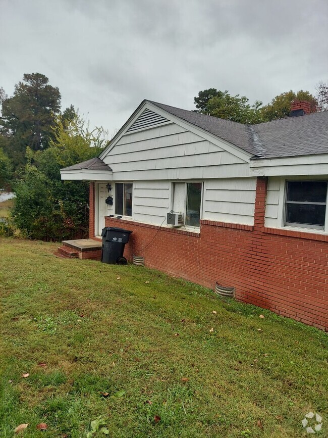 Building Photo - One-Story Duplex