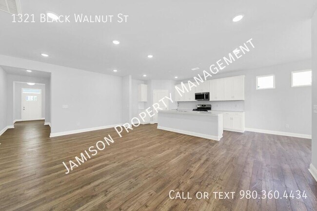 Building Photo - 1321 Black Walnut St