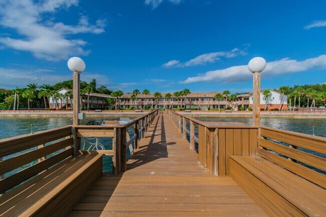 Building Photo - 650 Pinellas Point Dr S