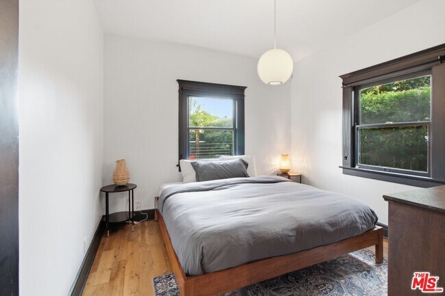 Building Photo - 1548 W 48th St