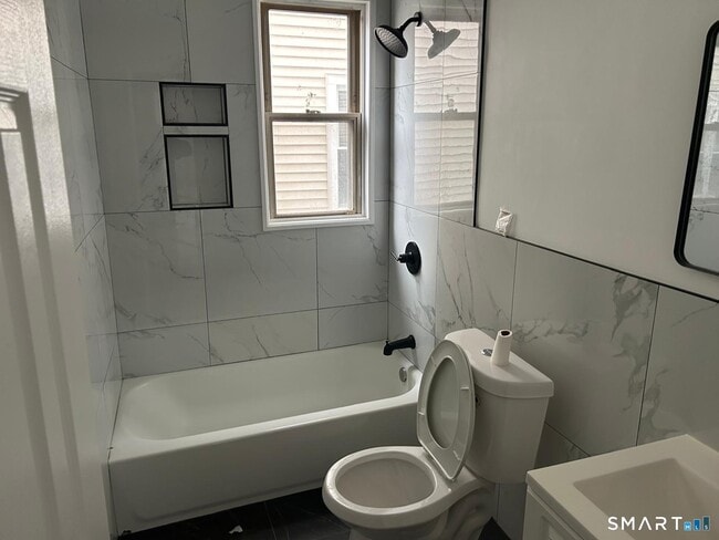 Building Photo - 88 Waldorf Ave