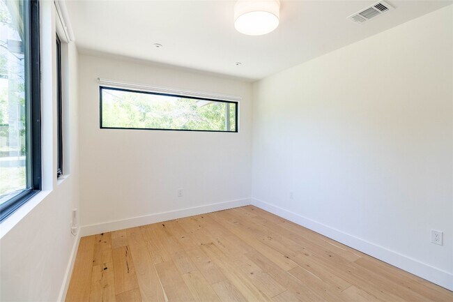 Building Photo - 1423 Broadmoor Dr