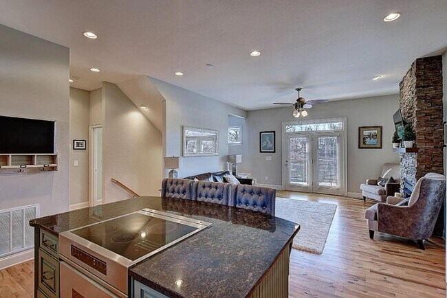 Building Photo - 121 Lake Haven Dr
