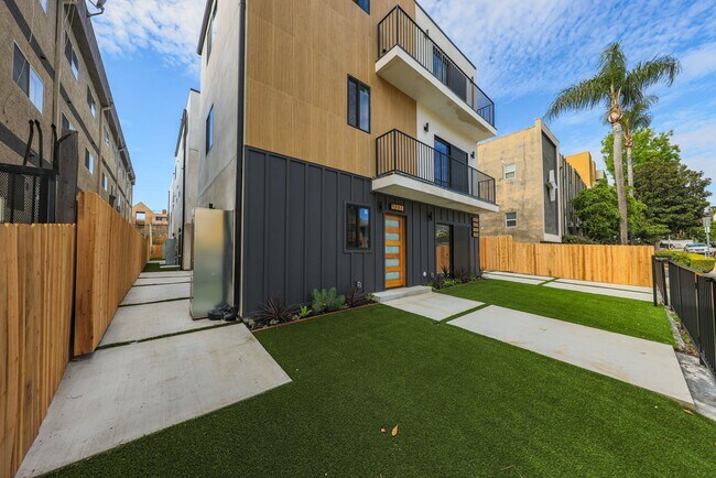 Building Photo - 1237 N Orange Dr