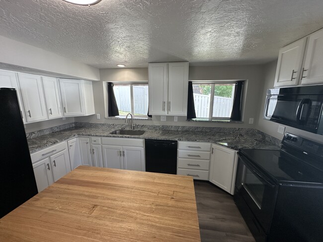 Building Photo - Lehi 625 House