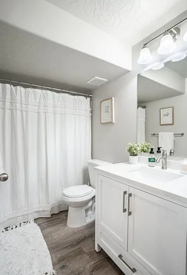 Building Photo - 5 bed 3.5 Bath Townhome.