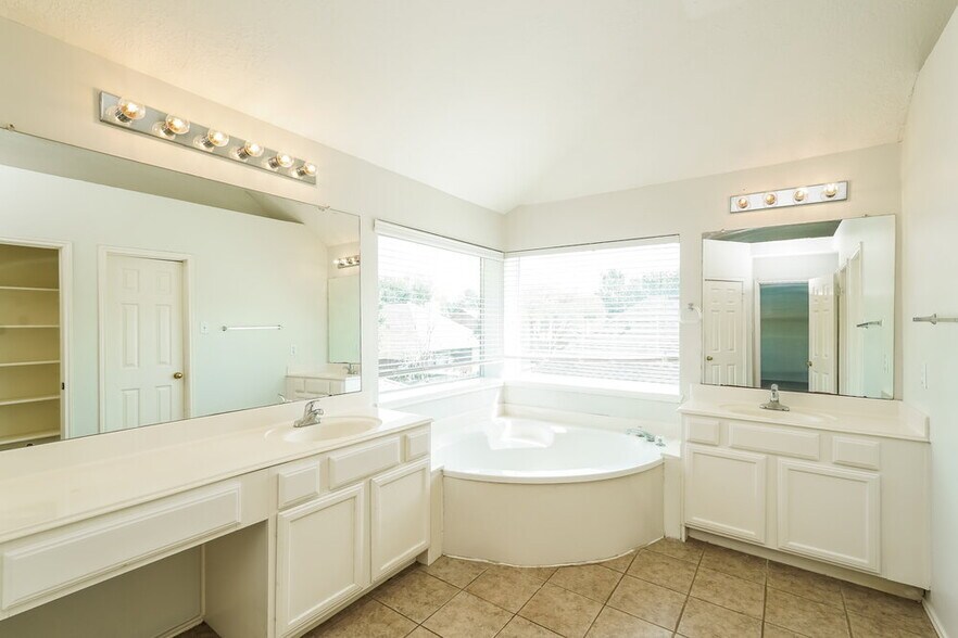 Building Photo - 17902 Scenic Oaks Dr