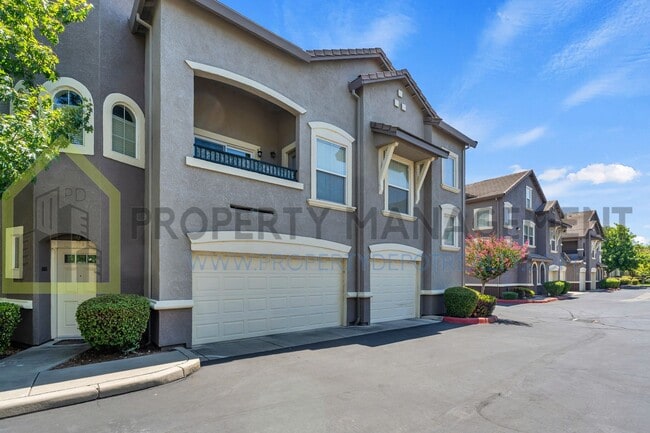 Building Photo - Spacious 2 (or 3!) Bed Condo in Gated Comm...
