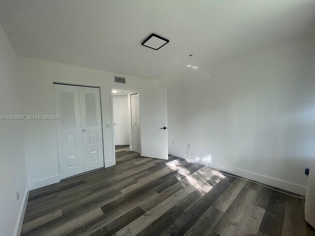 Building Photo - 440 S Park Rd