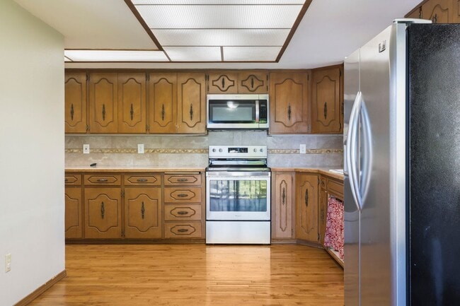 Building Photo - Hard to find 5 bedroom home in Tamoshan ne...
