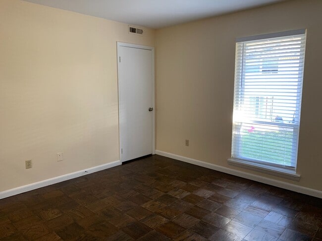 Building Photo - Moon Township - 2 Bedroom, 1.5 Bath Townho...