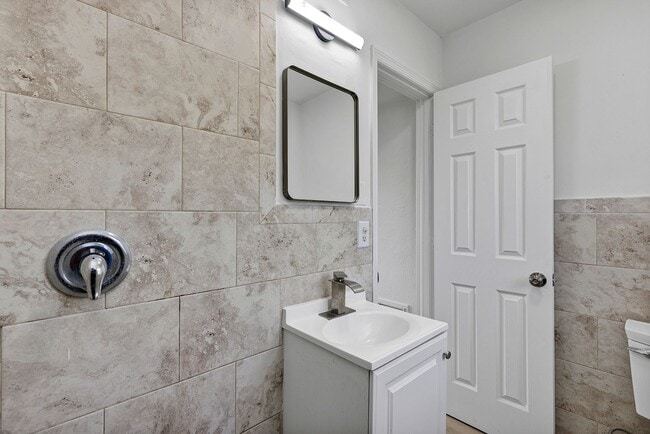 Building Photo - Beautifully Refreshed 3-Bedroom Home – Modern Kitchen & Spacious Interior