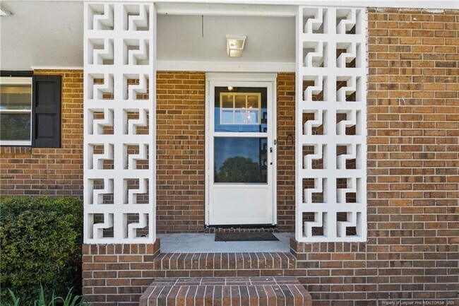 Building Photo - 1934 Sloan Ave