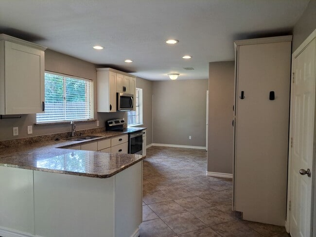 Building Photo - 3 Bedroom / 2 Bath / 2 Car Garage