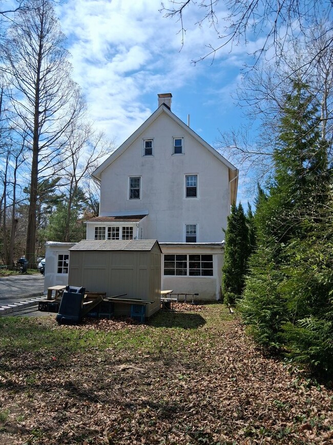 Building Photo - Quiet Responsible Household second floor bedroom for rent