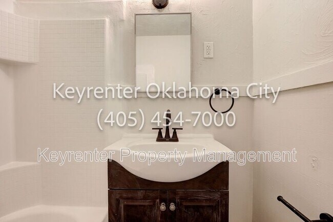 Building Photo - 4913 N Willow Ave