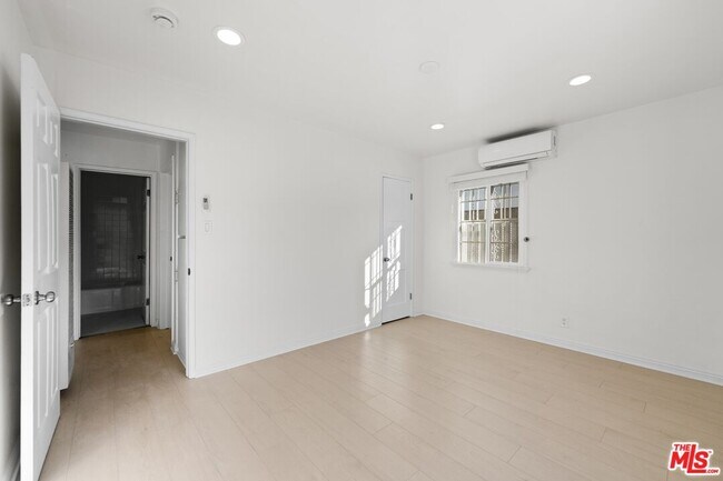 Building Photo - 1128 Irolo St