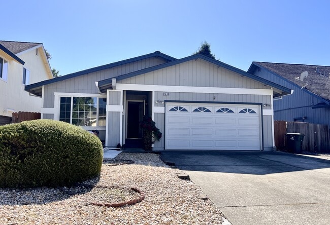 Building Photo - 1569 Golf Course Dr