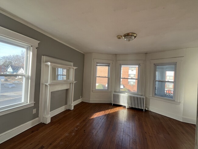 Primary bedroom - 989 Capitol Ave