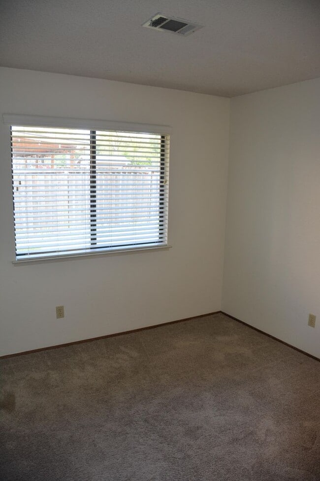 Building Photo - Hillcrest area 2 bedroom, 2 bath with 2 ca...