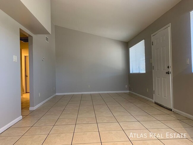 Building Photo - One Month Free!!! 2 Bedroom 1 Bath in Nort...