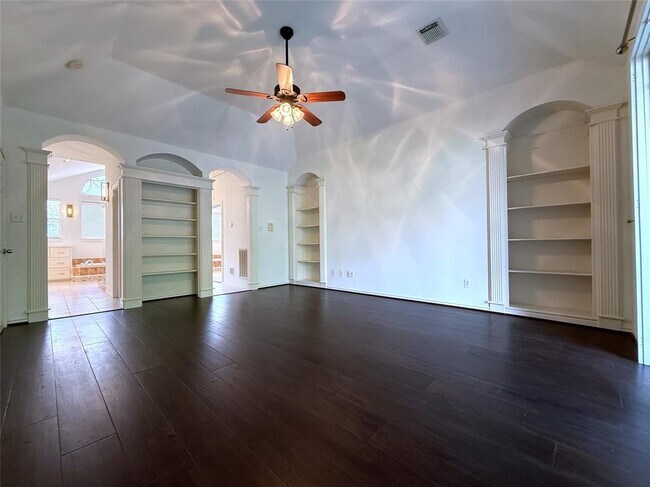 Building Photo - 118 Detering St