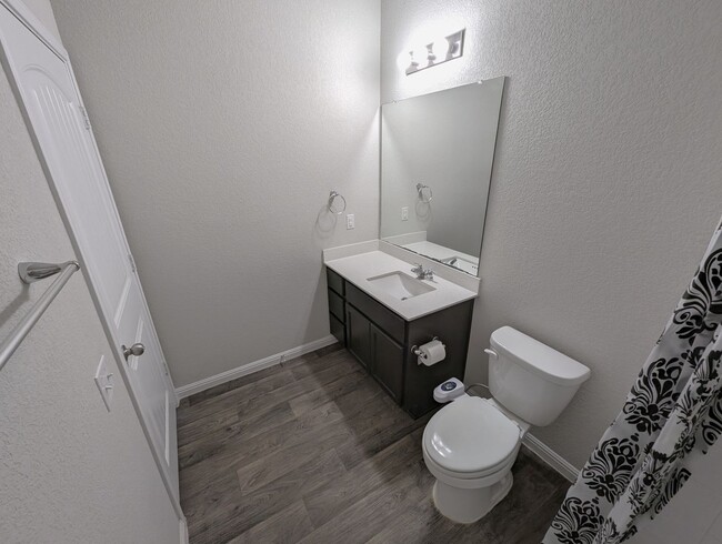 Building Photo - Modern 3-Bedroom Condo for Rent in Pfluger...