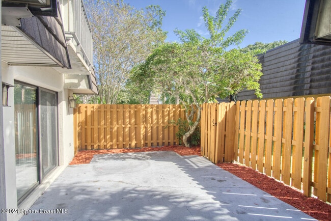 Building Photo - 2014 Vista Oaks Cir NE