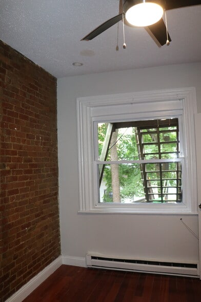 Building Photo - 320 Warren St