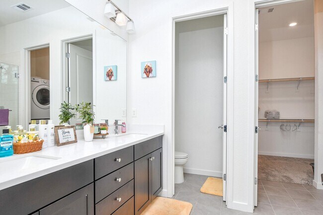 Building Photo - Waterfront Beauty