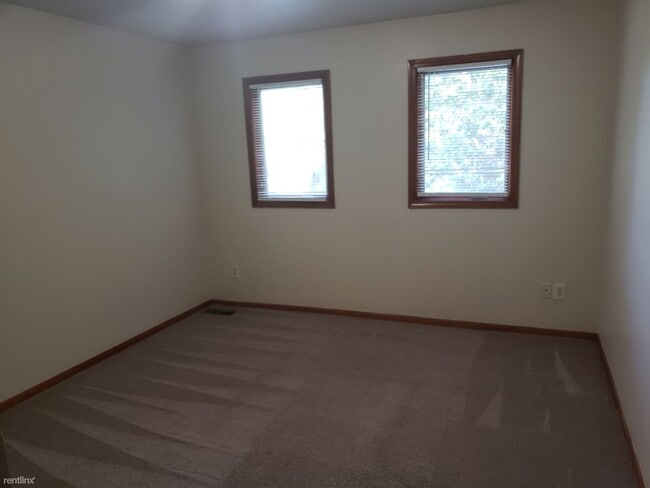Building Photo - 3 br, 1.5 bath Duplex - 166 Lamoreaux Dr N...