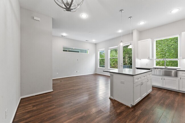 Building Photo - 5610 Patrick St