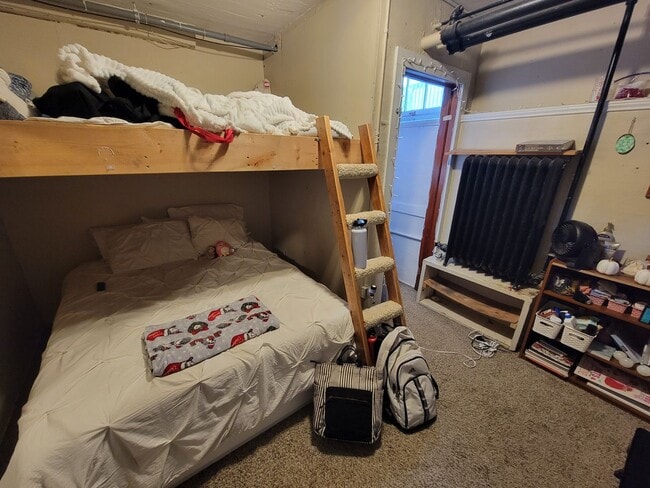 Building Photo - AVAILABLE JUNE - 6 Bed, 2 Bath Home Close to Campus!